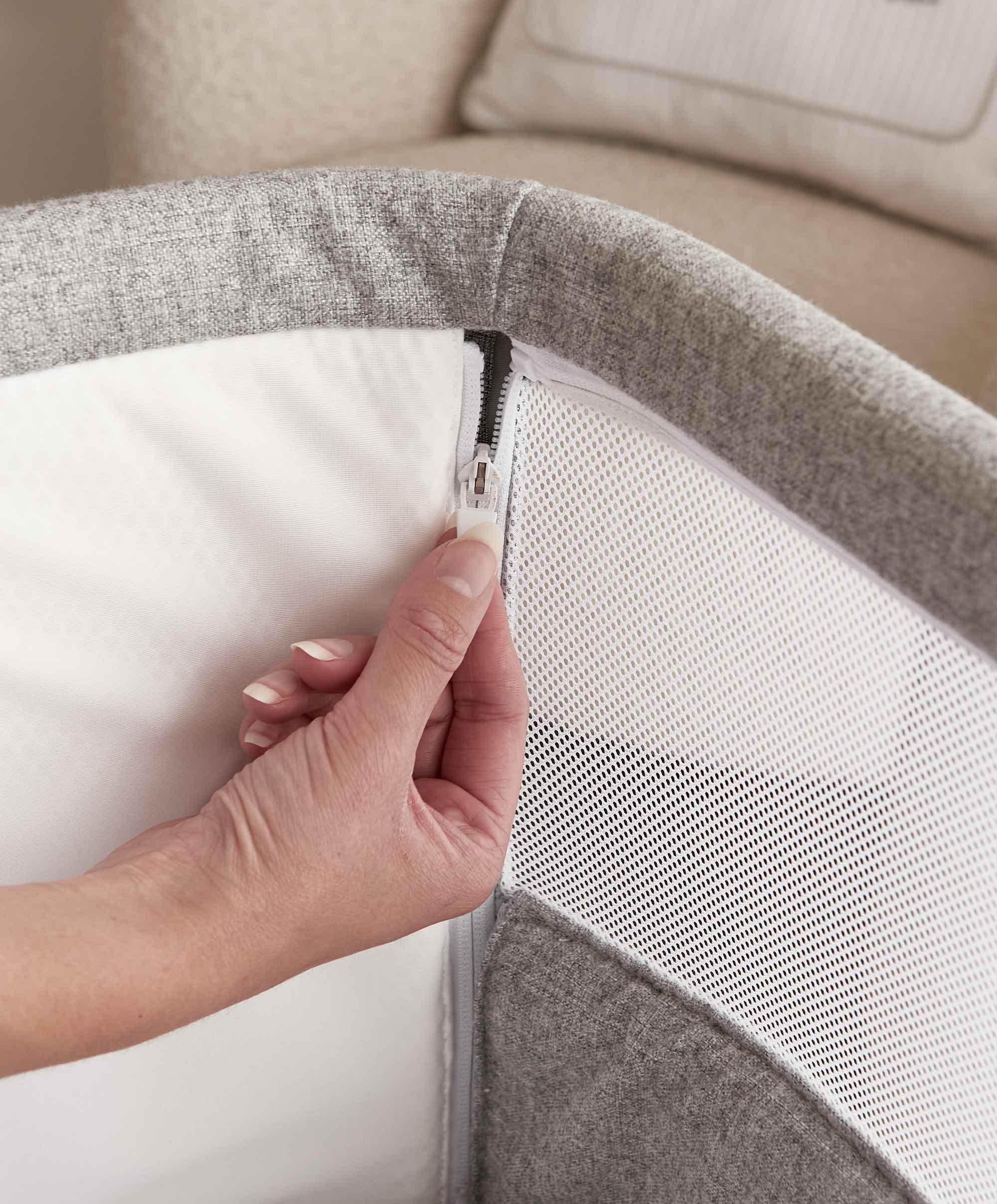 Lua Bedside Crib and Sheet Bundle - Grey/White - Image 9