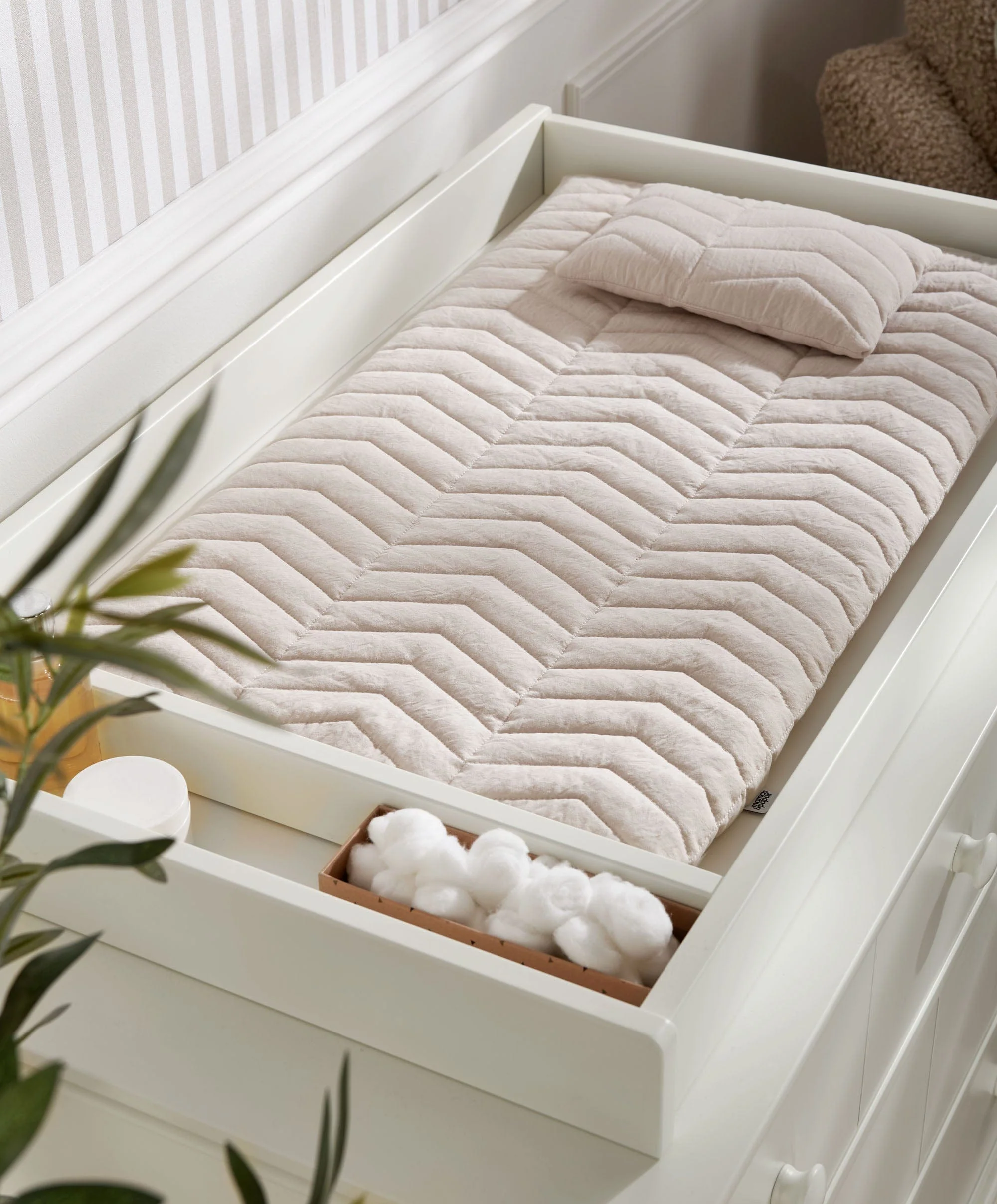 Oxford 3 Drawer Dresser & Baby Changing Unit - White - Image 2