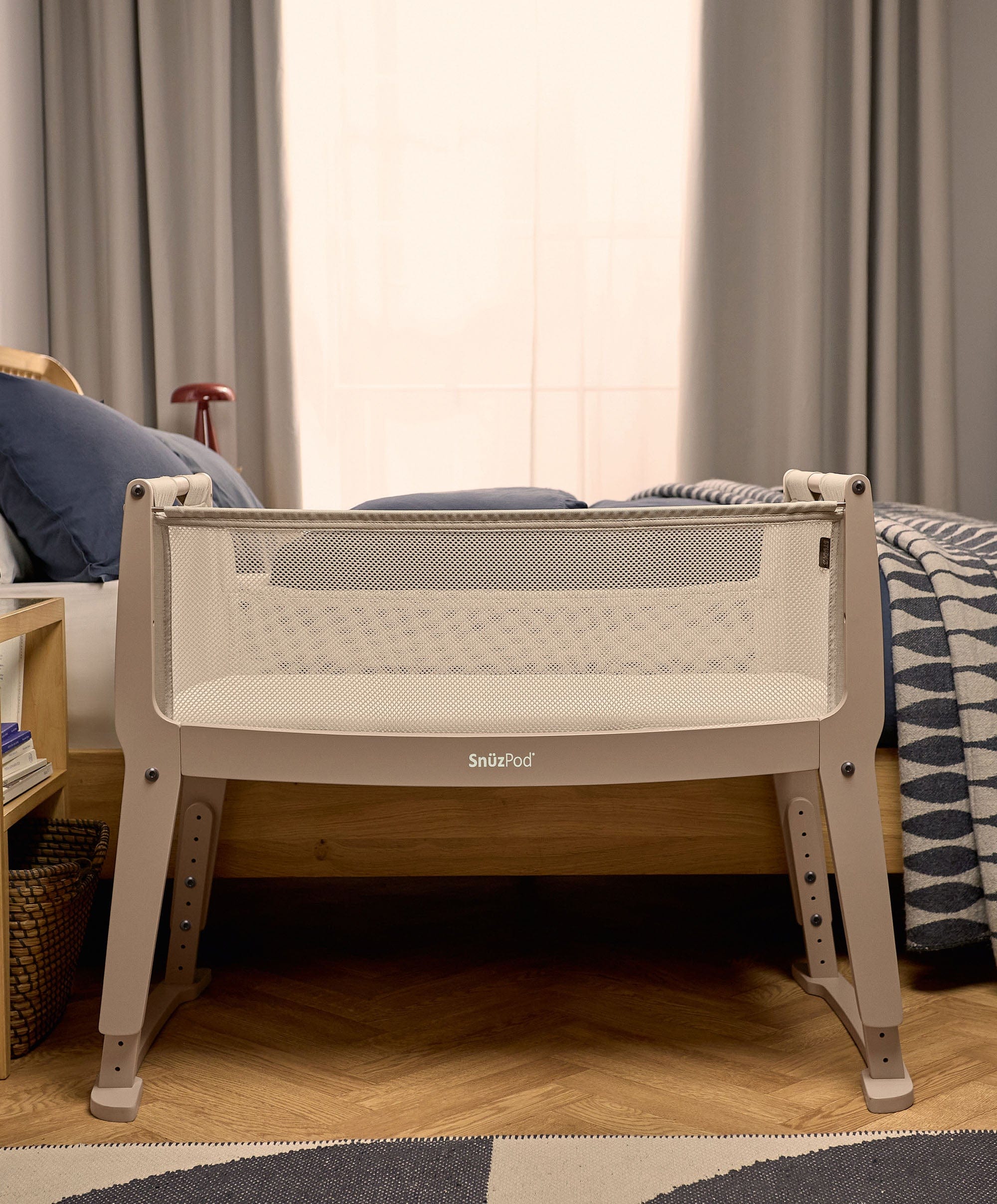SnuzPod Studio Bedside Crib – Mocha - Image 2